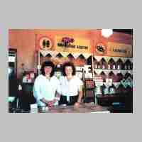 002-1029 Sommer 1995 - Russische Verkaeuferinnen im Laden Gasthaus Schwaerzer .JPG